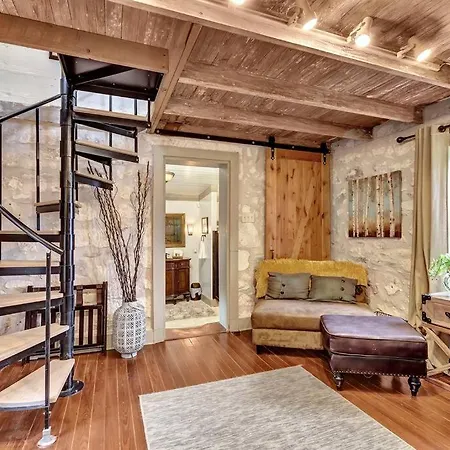 The Rock House Hideaway - Tank House Apartment